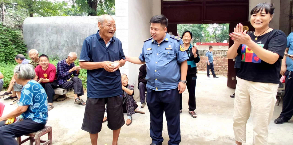 郏县交通执法大队与安良镇水泉村举办“月明爱心暖·佳节情更浓”活动