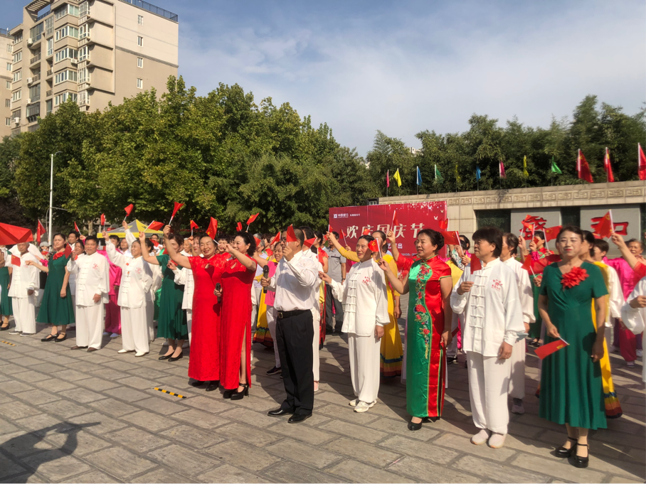 郑州大学百余位离退休教职工举办文艺汇演 欢庆国庆、喜迎二十大