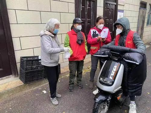 社区书记变身“跑腿员”，为居民送药服务