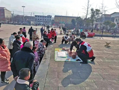 “急救地摊”开张！他们用特殊方式迎新春
