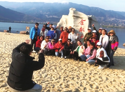 能拍照、能聊天 “混入”夕阳红旅游团里的年轻人成大家的“团宠”