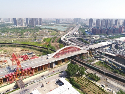 郑州新彩虹桥钢箱梁合龙 开启梁上钢箱拱拼装新阶段