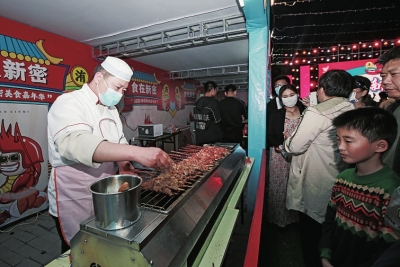 从板车起步到省内驰名现在的新密夜市家家都有“招牌菜”