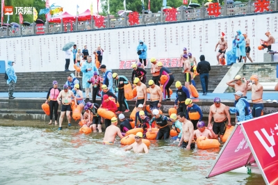 从河南游到山西、全长约1300米 5000余名“泳士”雨中横渡“母亲河”