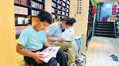 探访郑州书香社区丨书香四溢，居民们在家门口享受阅读
