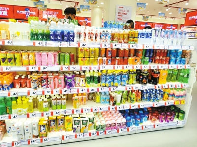 怡宝1.2元、可乐2.3元……以“便宜”为卖点的零食折扣店有多火?
