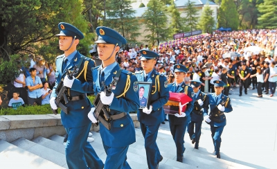 周昆训烈士安葬仪式在确山竹沟革命烈士陵园举行 英雄，一路走好