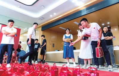 投壶、套圈、挑盖头、合卺礼…… 民俗展?不，这是昨天的民政局
