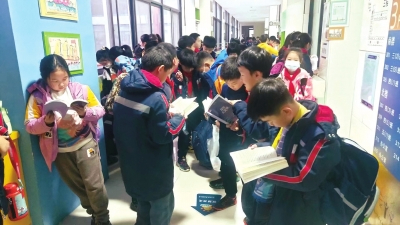 郑州小学老师坚持写作 将河南神话写成童书 学生课后撒娇“催更”