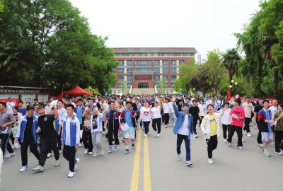 女航天员是怎样“炼”成的?刘洋为家乡学子上了生动的开学“第一课”