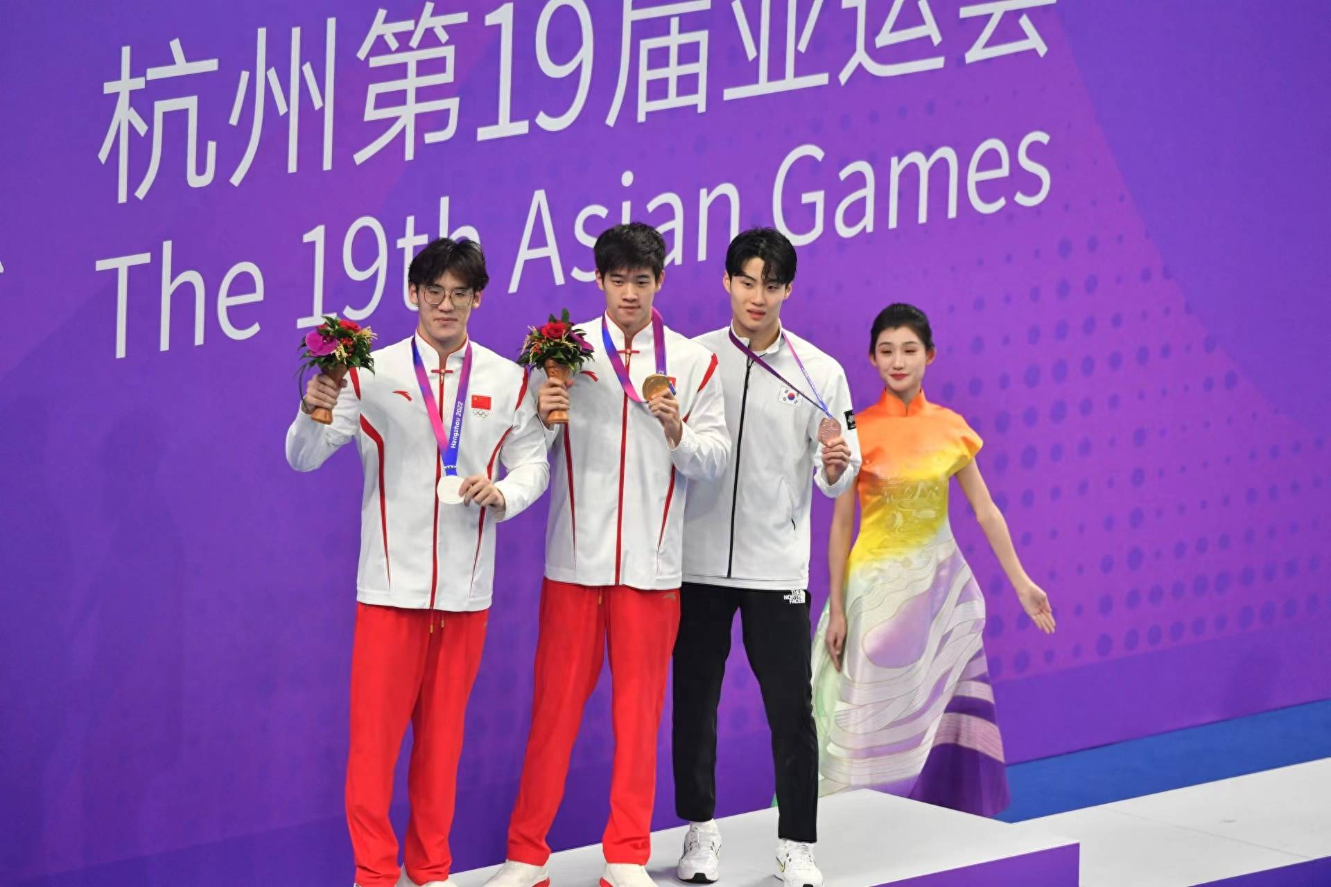杭州第19届亚运会丨潘展乐加冕 亚洲新“飞鱼” 王浩宇摘得银牌