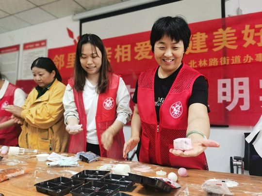 中牟县泰安社区：情系中秋迎国庆 浓浓关怀暖人心