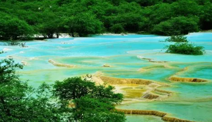 “双节”黄金周成绩单出炉：河南共接待游客8480.1万人次，旅游收入587.6亿元