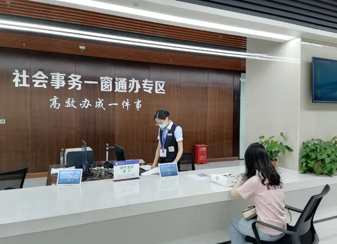 全力拼经济丨河南政务服务改革关键词之一窗通办 一窗受理 一站办好