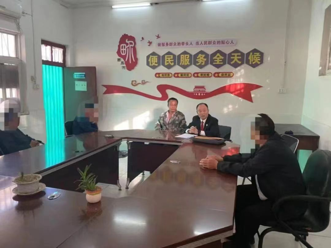三次现场勘察三次联合调解 前后邻居握手言和