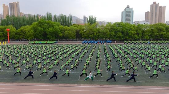 大学生遭遇“脆皮”标签 修炼“硬核”心态