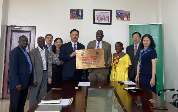 郑州信息科技职业学院乌干达新丝路学院揭牌成立