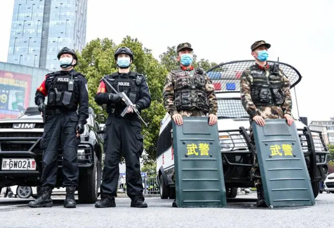 新春走基层丨特警巡乘巡防 护航平安出行