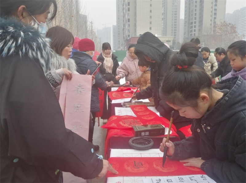 小学生义写春联为市民送“福”