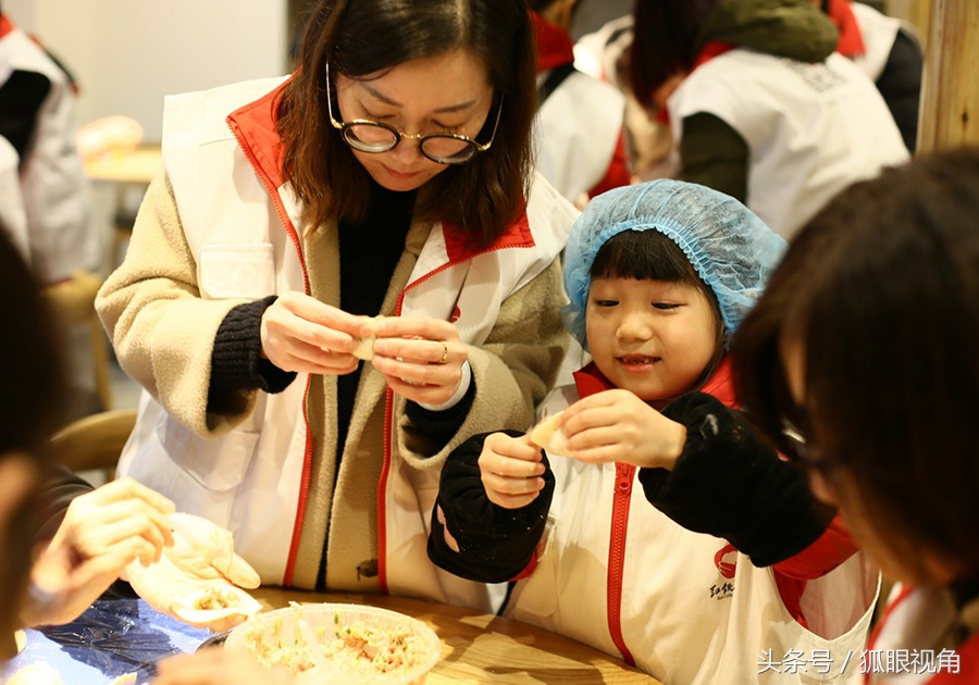 锦绣中国年 新春走基层丨爱心水饺温暖回家路