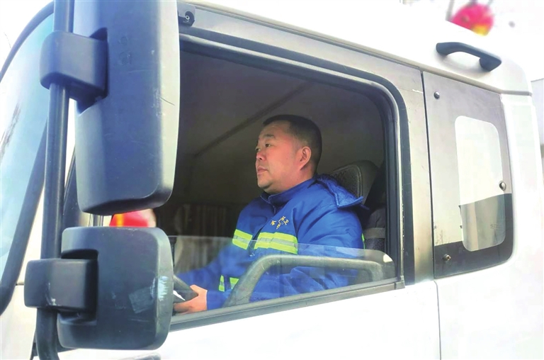 每年春节，这些城市美容师都坚守岗位，努力扮靓城市“颜值”