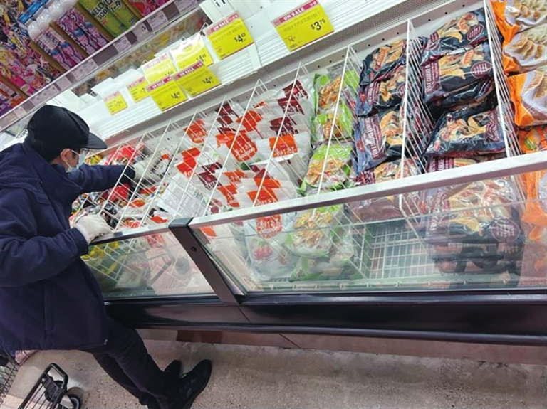 为让海外游子吃上思念的饺子 身在异国的他格外忙碌