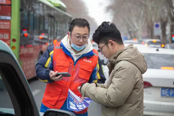 安阳：公交“代客泊车”缓解医院“停车难”