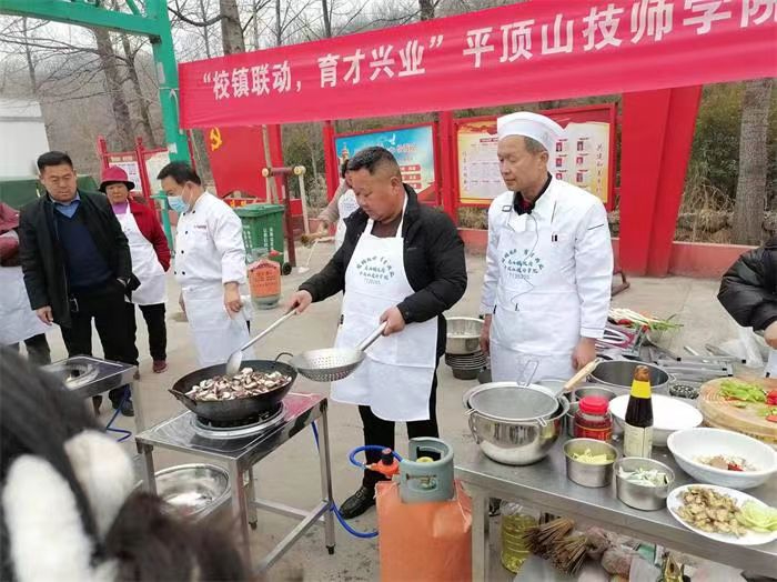 河南鲁山：厨艺培训进景区 农家美味菜飘香