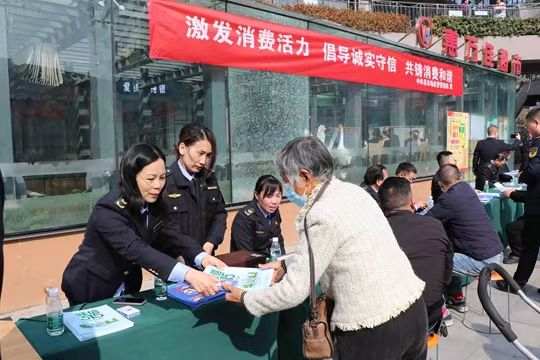 中牟县开展“3˙15”国际消费权益日广场宣传活动