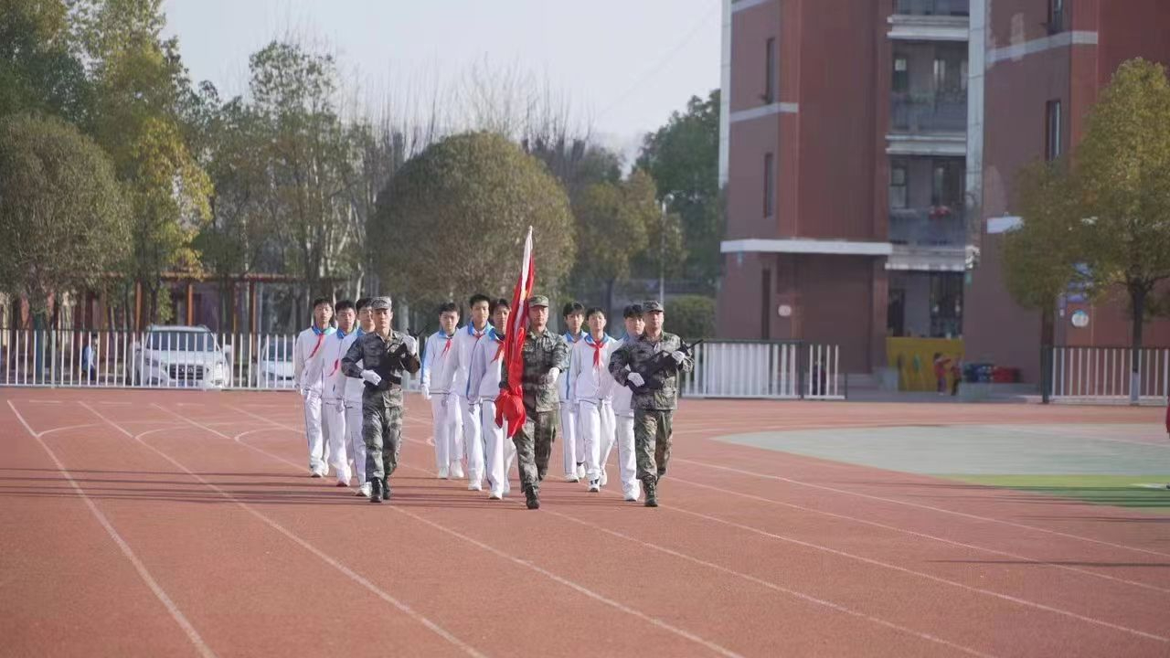 南阳卧龙区：国防教育进校园 红色精神代代传