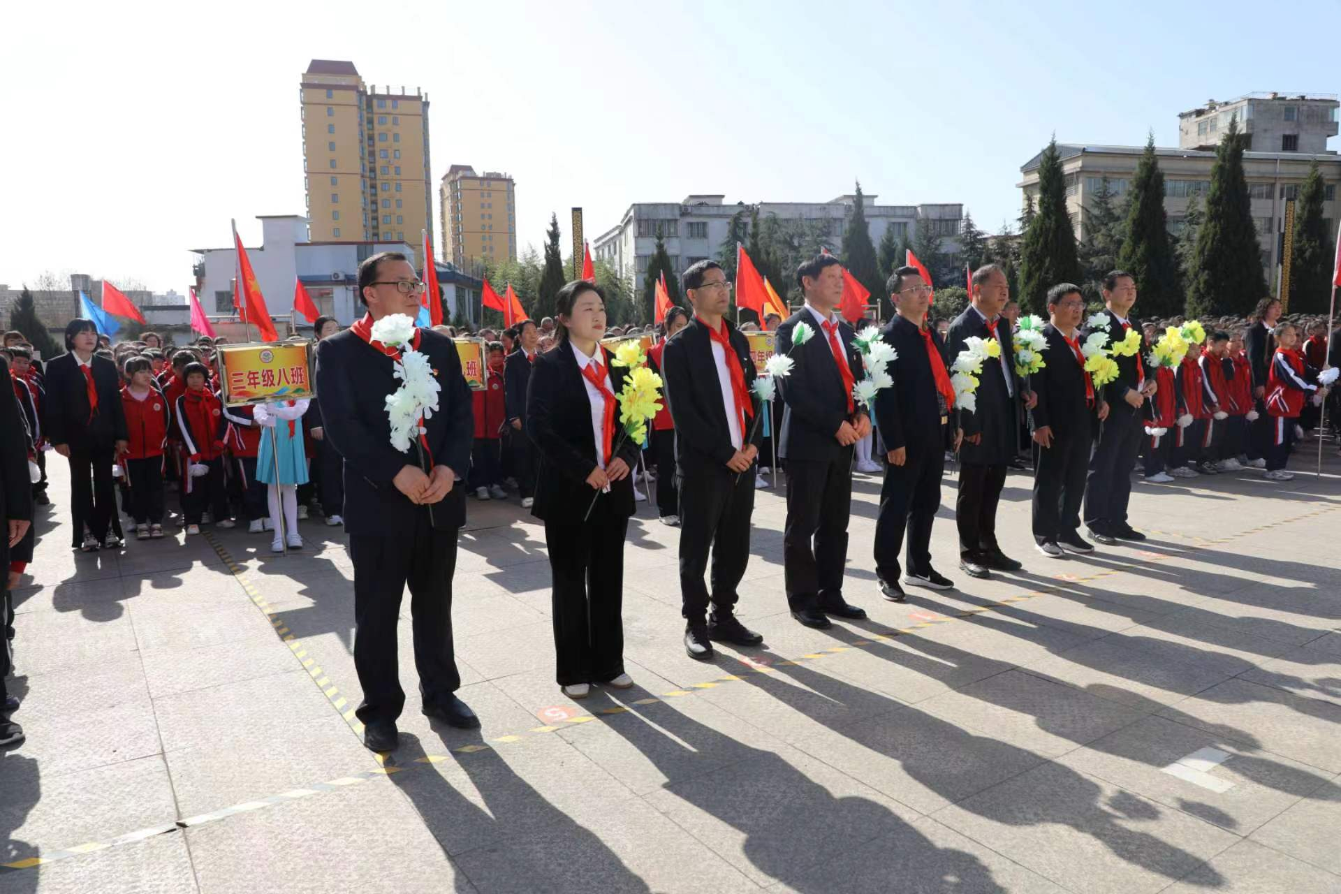 西峡县城区二小举行清明祭扫活动