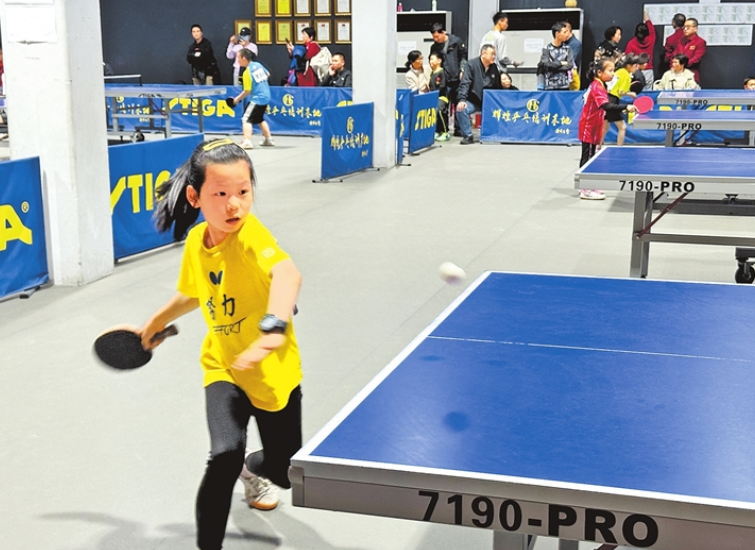 200小选手郑州赛乒乓 先集训后过招 比赛成了“提高班”