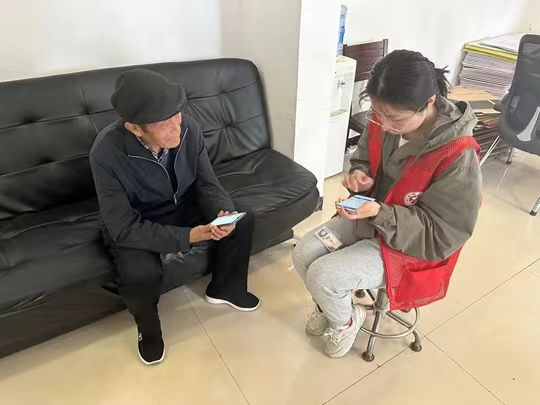 郑州市汇城社区：助力公交卡年审 共建老年友好型社区