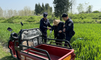 三轮翻车“压老人” 民警救助“感动人”