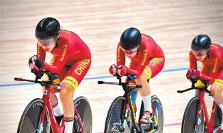 洛阳场地自行车世青赛首日 中国女队破纪录拿冠军