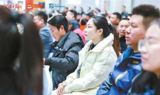 第八届中原商贸大会暨2025百荣年货直播节在郑州开幕